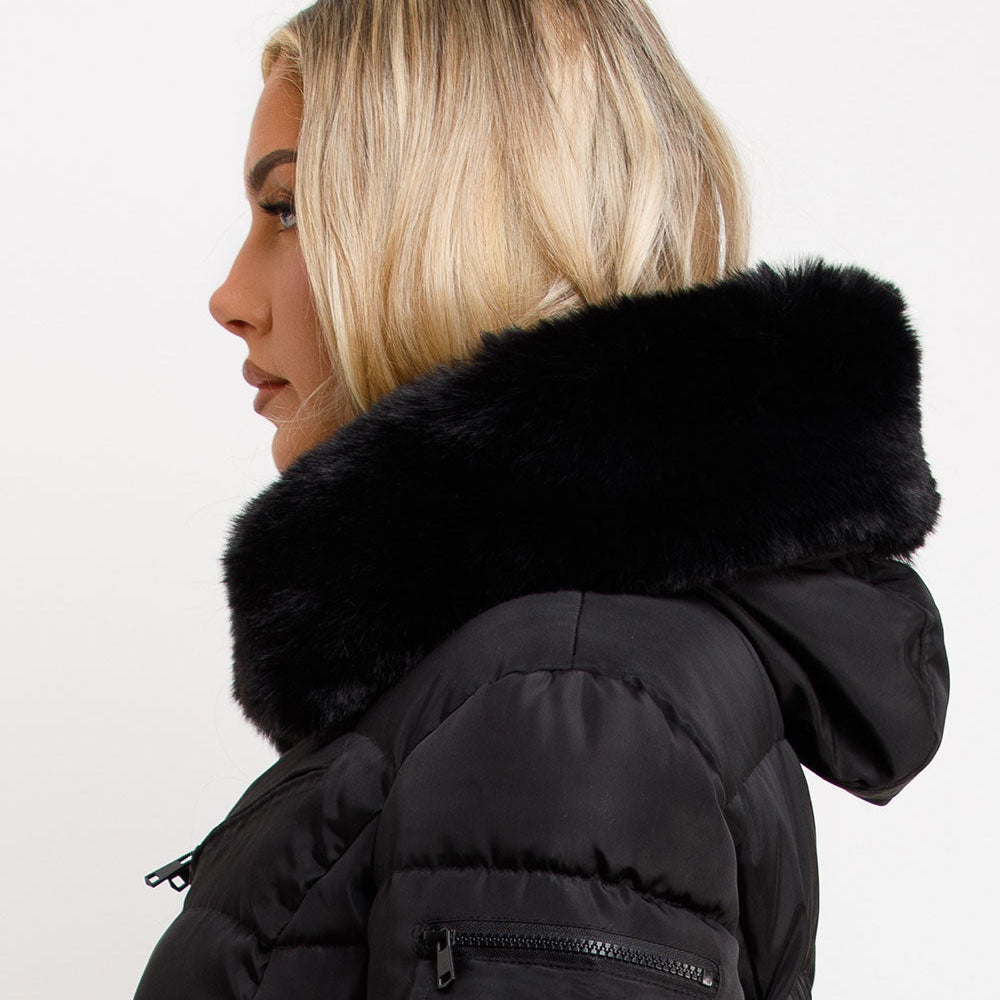 Cappotto con cappuccio in pelliccia e cintura nero