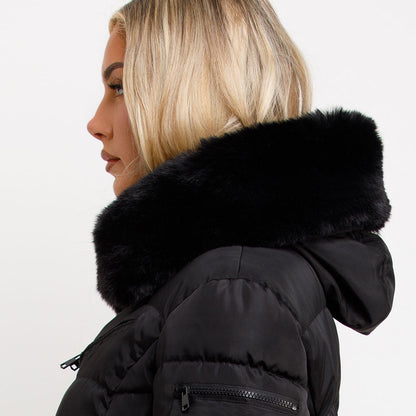 Cappotto con cappuccio in pelliccia e cintura nero